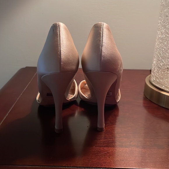 6.5 Badgley Mischka Ivory Satin Heels - Picture 3 of 4